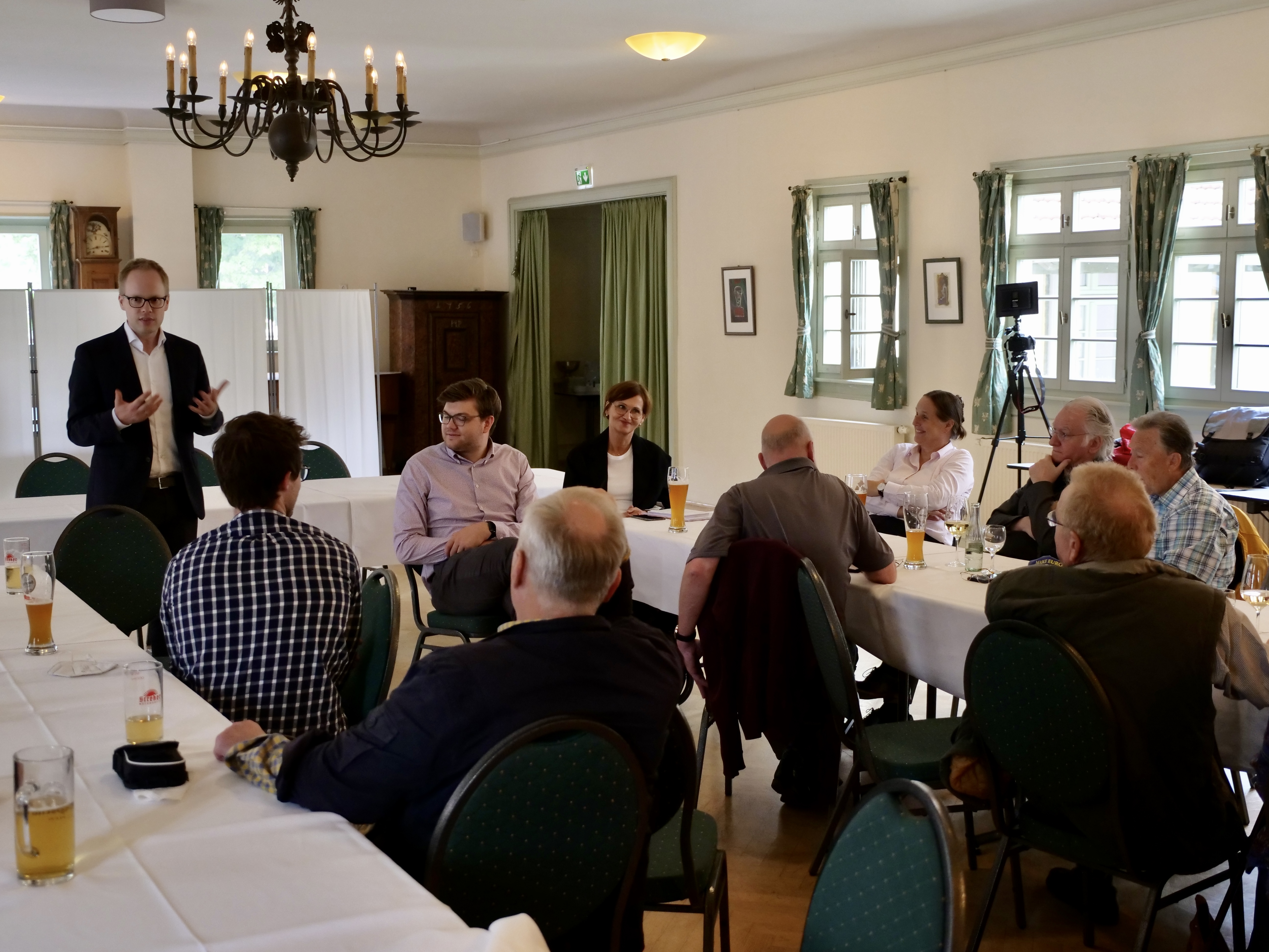 Bettina Stark-Watzinger, Dr. Jens Brandenburg und Tim Nusser im Goldenen Hirsch in Schriesheim