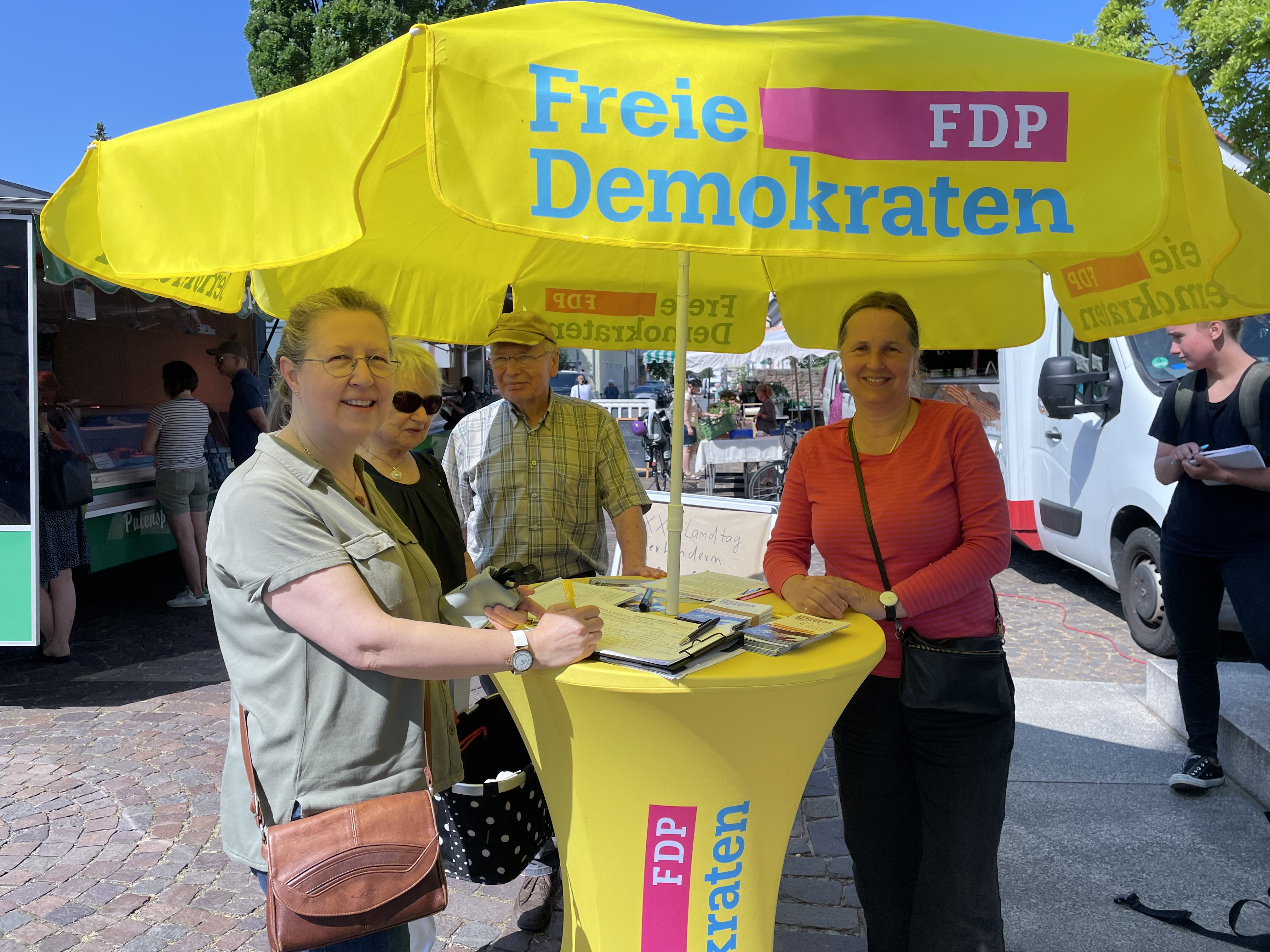 FDP Schriesheim sammelt Unterschriften auf dem Markt