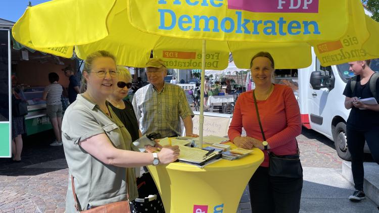 FDP Schriesheim sammelt Unterschriften auf dem Markt