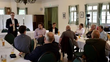 Bettina Stark-Watzinger, Dr. Jens Brandenburg und Tim Nusser im Goldenen Hirsch in Schriesheim