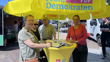 FDP Schriesheim sammelt Unterschriften auf dem Markt